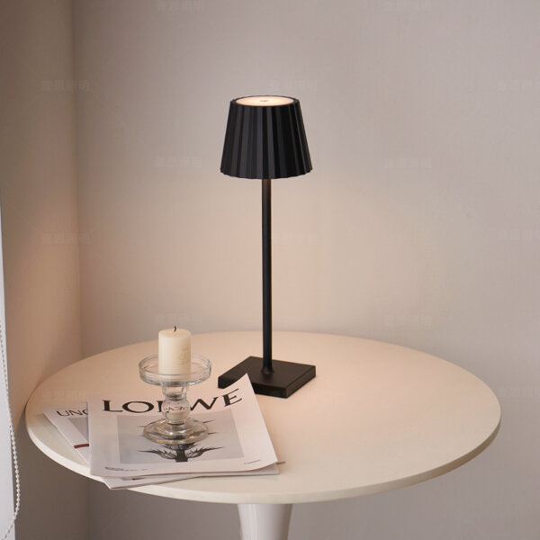 2.5W Black White LED Small Table Lamp - 图片 4